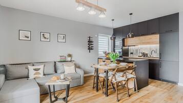 Apartamento Deluxe, vistas al patio | 2 dormitorios, cortinas opacas, tabla de planchar con plancha