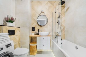 Căn hộ Deluxe, quang cảnh sân vườn | Phòng tắm | Buồng tắm vòi sen, máy sấy tóc, khăn tắm, xà phòng 