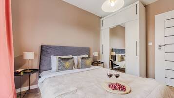 Apartamento Deluxe, vistas al patio | 2 dormitorios, cortinas opacas, tabla de planchar con plancha