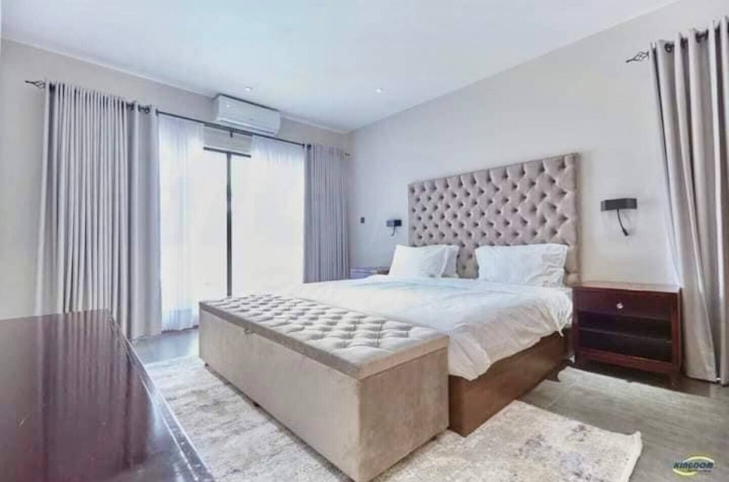 4 habitaciones, tabla de planchar con plancha, wifi y ropa de cama 