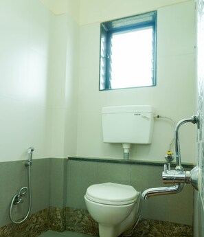 Shower, free toiletries, towels - Forest Leaf (Mahabaleshwar)