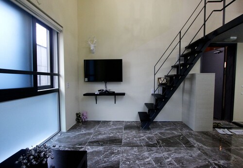 Stylish House / Can park for a long night