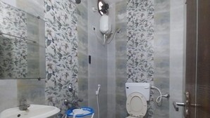Ein Badezimmer mit Toilette, Waschbecken und Wasserspender.