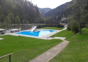 Una piscina al aire libre de temporada