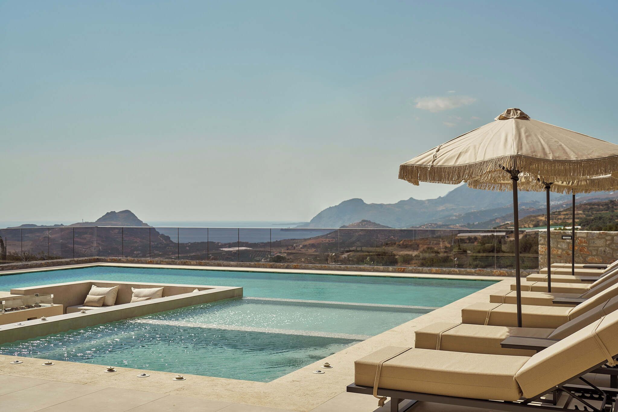 Utendørsbasseng og et oppvarmet basseng