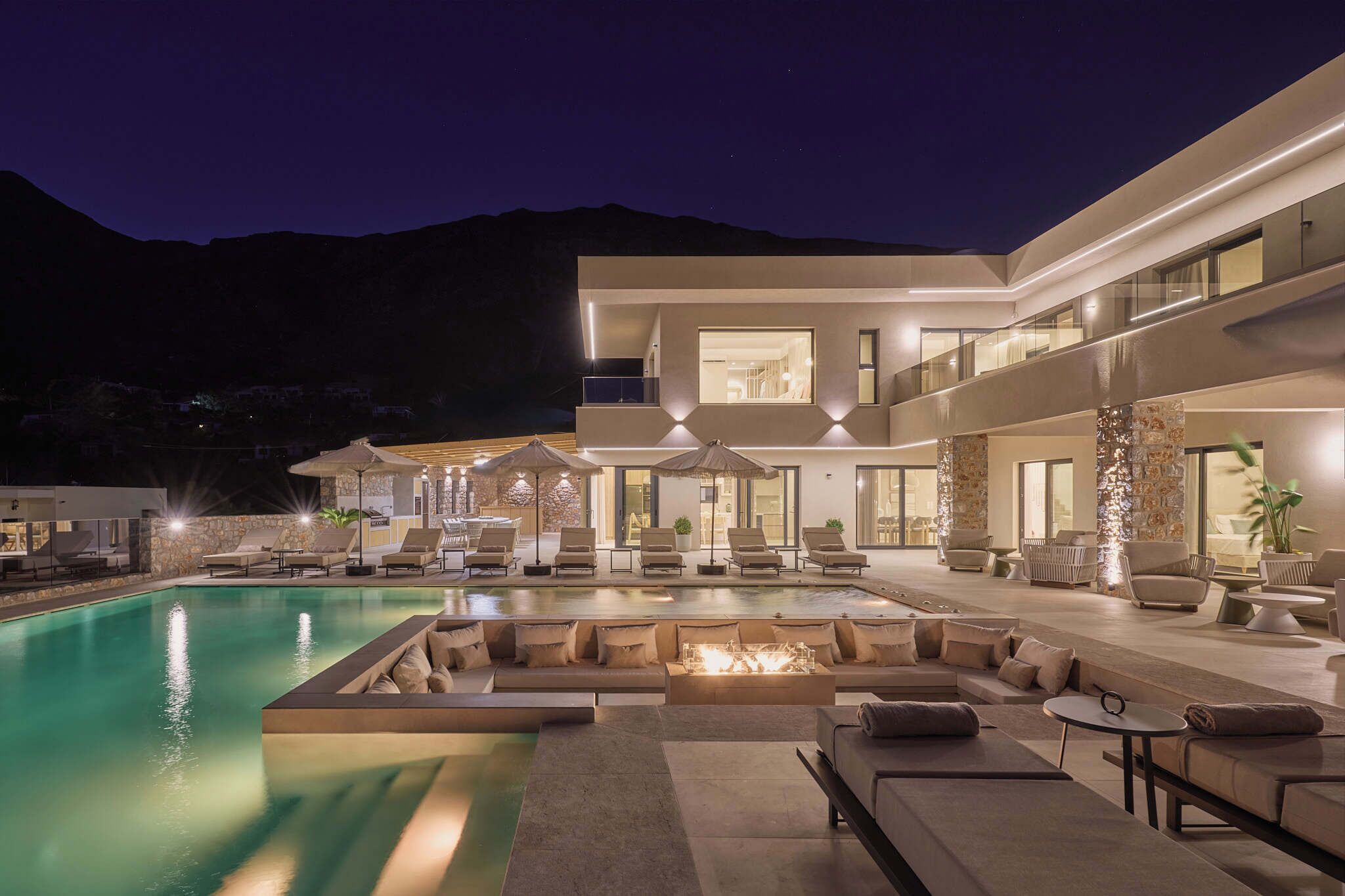 Utendørsbasseng og et oppvarmet basseng