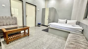 Deluxe Triple Room | Desk, laptop workspace, soundproofing, WiFi (free)