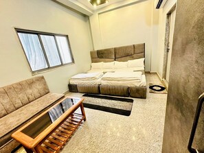 Desk, laptop workspace, soundproofing, free WiFi - HOTEL PRAKASH GUEST HOUSE - Varanasi (Varanasi)