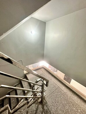 Staircase - HOTEL PRAKASH GUEST HOUSE - Varanasi (Varanasi)