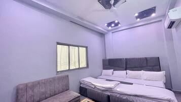 Deluxe Quadruple Room | Desk, laptop workspace, soundproofing, WiFi (free)