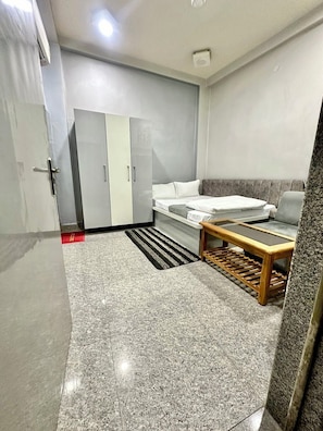 Desk, laptop workspace, soundproofing, free WiFi - HOTEL PRAKASH GUEST HOUSE - Varanasi (Varanasi)