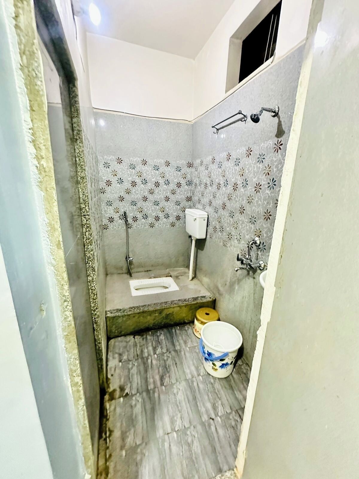 Regadera, regadera tipo lluvia, bidet, toallas 