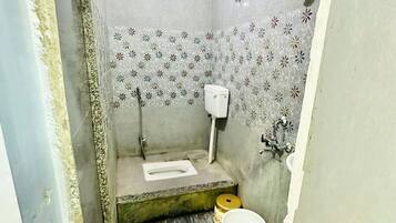Regadera, regadera tipo lluvia, bidet, toallas