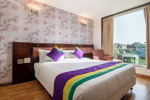 Deluxe Double Room | Desk, iron/ironing board, rollaway beds, bed sheets