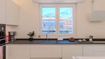 Kühlschrank, Ofen, Geschirrspüler, Kochgeschirr/Geschirr/Besteck