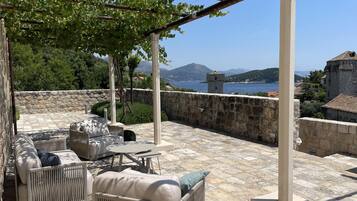 屋外ダイニングエリア