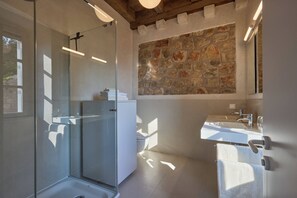 シャワー、ヘアドライヤー、タオル、石鹸