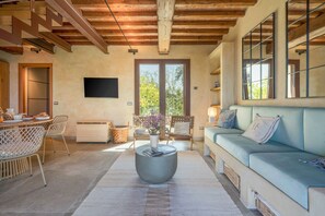 Condo, vista para a colina | Área de estar | TV 32 polegadas com canais a cabo