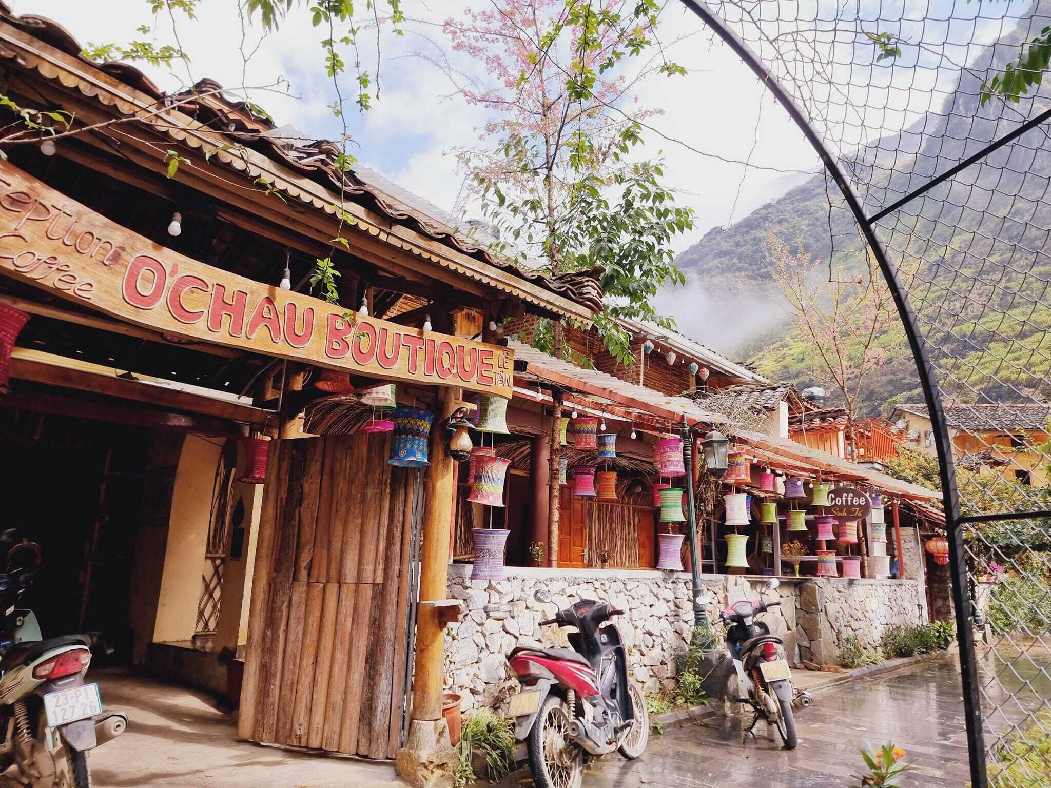 Um edifício rústico com uma placa que diz 'OCHAU BOUTIQUE LE TAN'.