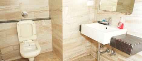 Un baño con inodoro, lavabo y espejo.