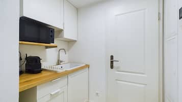 KĂŒhlschrank, Mikrowelle, Wasserkocher mit Kaffee-/Teezubehör