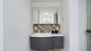 Haartrockner, Handtücher, Seife, Shampoo