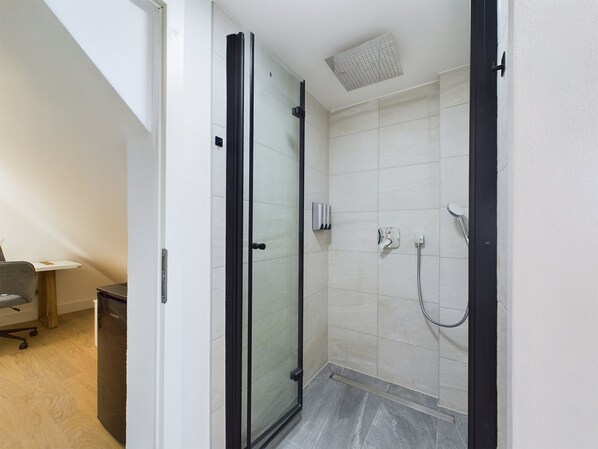 Free toiletries, hair dryer, towels, soap - Sani Suite (Backnang)