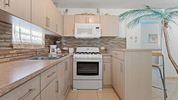 Een koelkast, een magnetron, een oven, een kookplaat