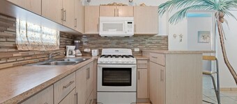 Vista del Mar Apt C- 2 min in car from Sandy Beach