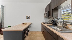 Jääkaappi, mikroaaltouuni, liesi, kahvin-/teenkeitin