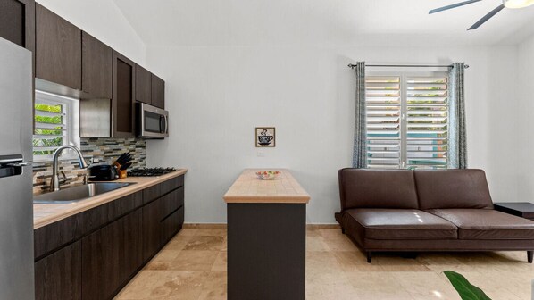 Kühlschrank, Mikrowelle, Herdplatte, Wasserkocher mit Kaffee-/Teezubehör