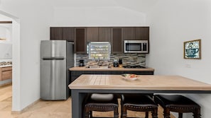 Kühlschrank, Mikrowelle, Herdplatte, Wasserkocher mit Kaffee-/Teezubehör