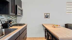 Een koelkast, een microgolfoven, een kookplaat