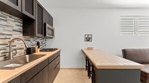Kühlschrank, Mikrowelle, Herdplatte, Wasserkocher mit Kaffee-/Teezubehör
