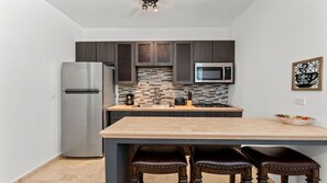 Réfrigérateur, micro-ondes, plaque de cuisson, cafetière/bouilloire