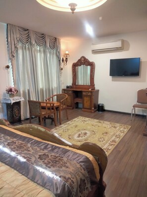 Klassieke tweepersoonskamer | Een bureau, een laptopwerkplek, een strijkplank/strijkijzer, gratis wifi