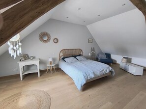 2 室のベッドルーム、デスク、アイロン / アイロン台、旅行用ベビーベッド