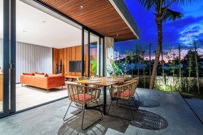 Outdoor dining - Happiness Villa 7 – Luxe Living Amid Rice Fields & Tranquility (Ubud)