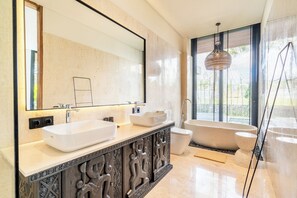 Badewanne und Dusche (separat), kostenlose Toilettenartikel