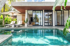 Outdoor pool, pool umbrellas, pool loungers - Happiness Villa 7 – Luxe Living Amid Rice Fields & Tranquility (Ubud)