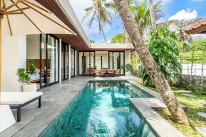 Outdoor pool, pool umbrellas, pool loungers - Happiness Villa 7 – Luxe Living Amid Rice Fields & Tranquility (Ubud)