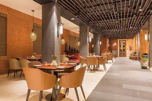 Restaurant - Udaan Maitree Hotel & Spa Darjeeling (Darjeeling)