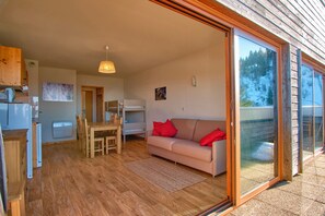 TV, fireplace, stereo