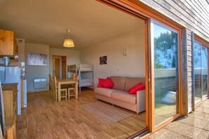 TV, fireplace, stereo - Studio 'L'Oursière' with Mountain View and Balcony (Chamrousse)