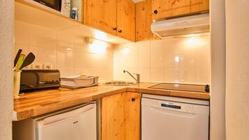 Een koelkast, een microgolfoven, een kookplaat, een vaatwasser