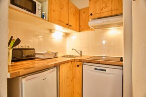 Refrigerador, microondas, parrilla de estufa y lavavajillas 