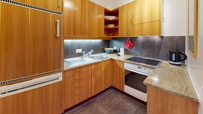 Fridge, oven, stovetop, dishwasher