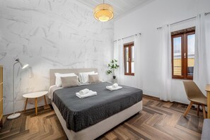 3 slaapkamers, een strijkplank/strijkijzer, reisbedje, gratis wifi