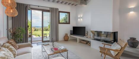 Huoneisto, näköala mäelle | Oleskelualue | 32–tuumainen televisio, jossa kaapelikanavat