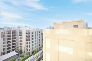 Apartamento premium, vista para o pátio | Vista do quarto